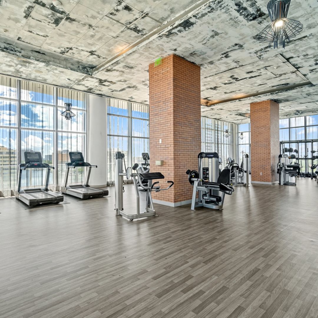 Fitness center with city views